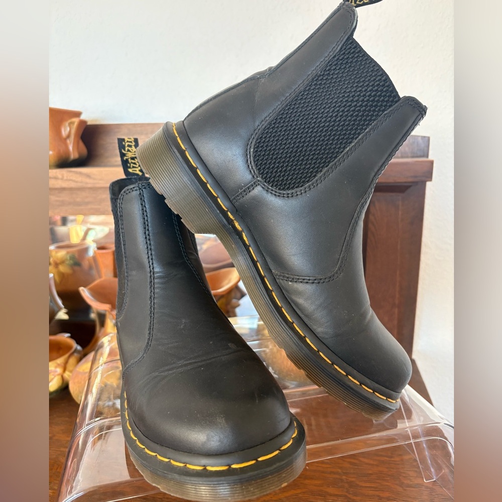 Doc Marten Black Leather 2976 Chelsea Pull On boots Women’s Size 7 US